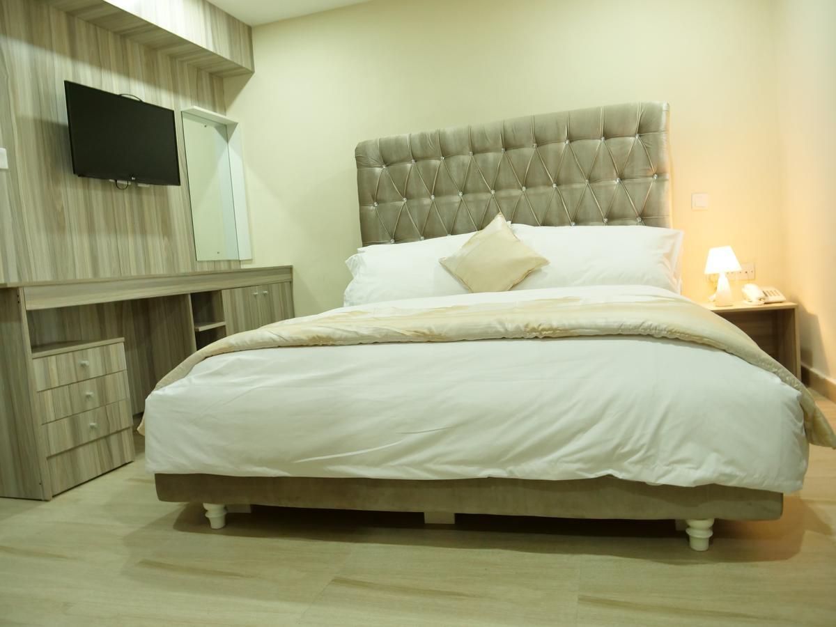 Alexia'S Place Hotel Lagos Bagian luar foto