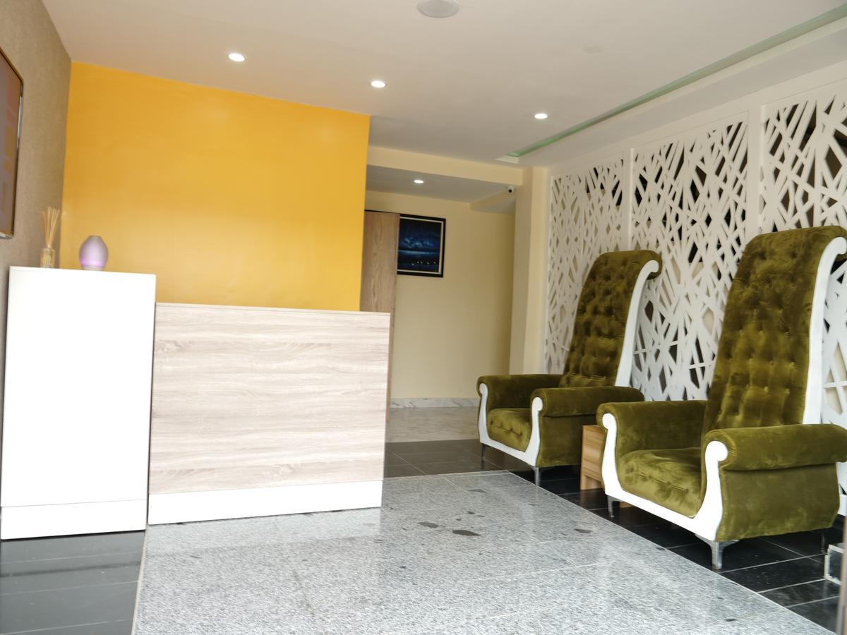 Alexia'S Place Hotel Lagos Bagian luar foto