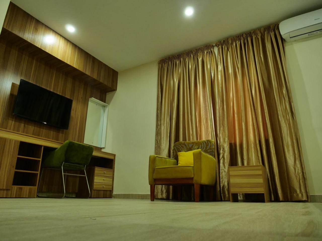 Alexia'S Place Hotel Lagos Bagian luar foto