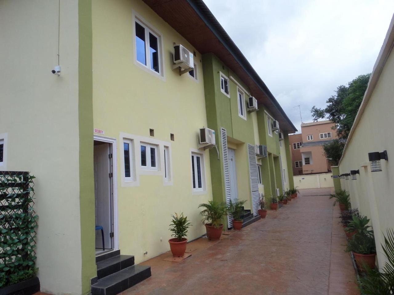 Alexia'S Place Hotel Lagos Bagian luar foto