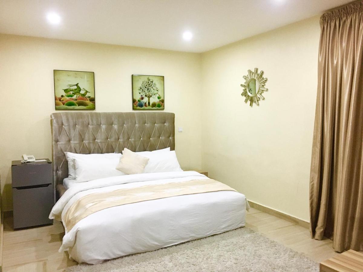 Alexia'S Place Hotel Lagos Bagian luar foto