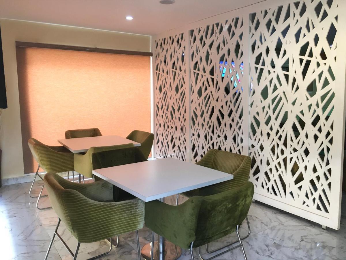Alexia'S Place Hotel Lagos Bagian luar foto
