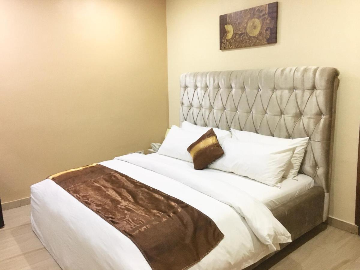 Alexia'S Place Hotel Lagos Bagian luar foto