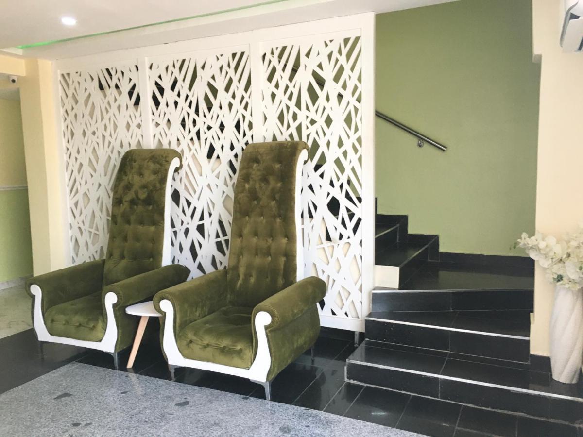 Alexia'S Place Hotel Lagos Bagian luar foto